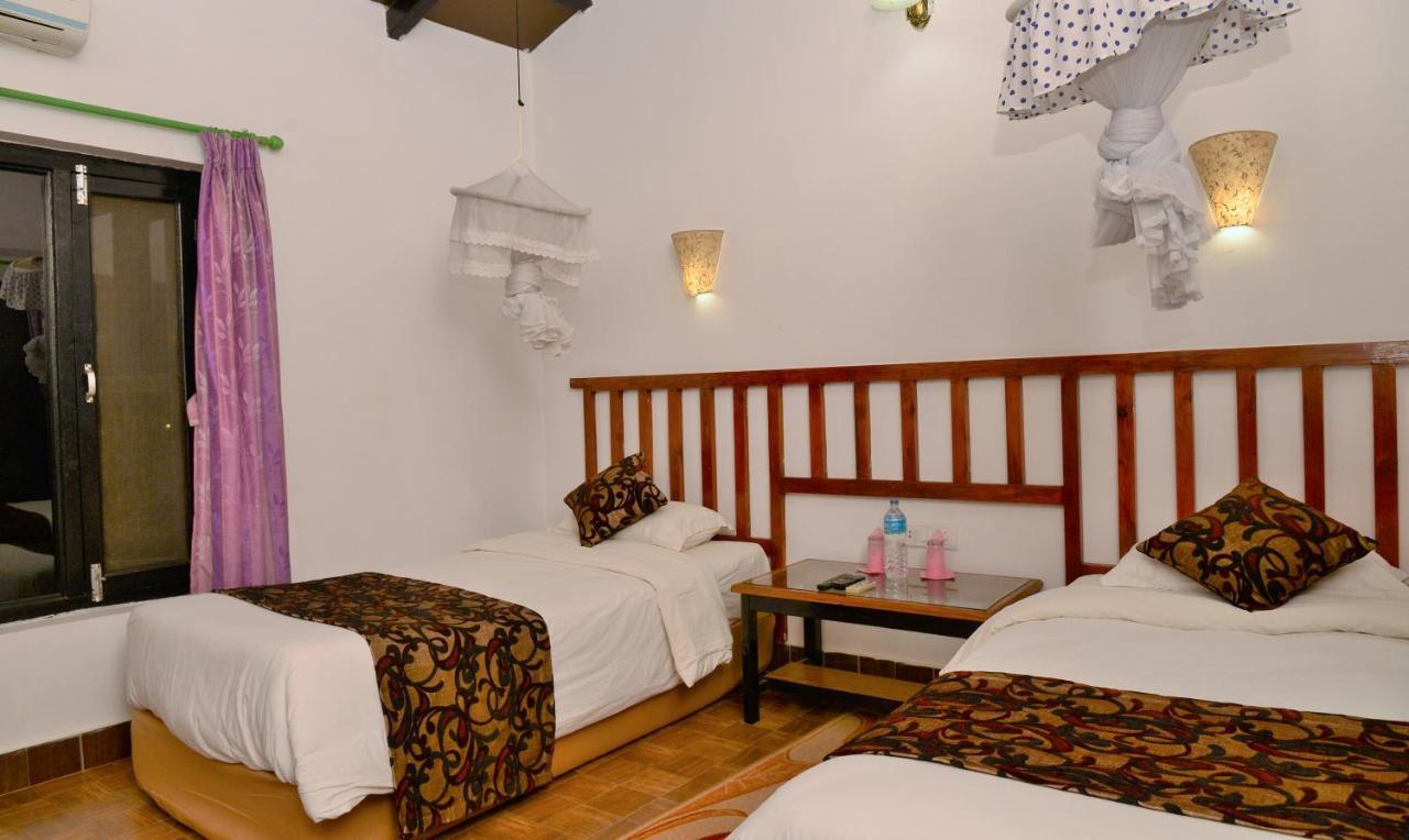 Hotel Parkside & Swimming Pool-Between Greenery And Azure ,Your Perfect Retreat Chitwan Εξωτερικό φωτογραφία