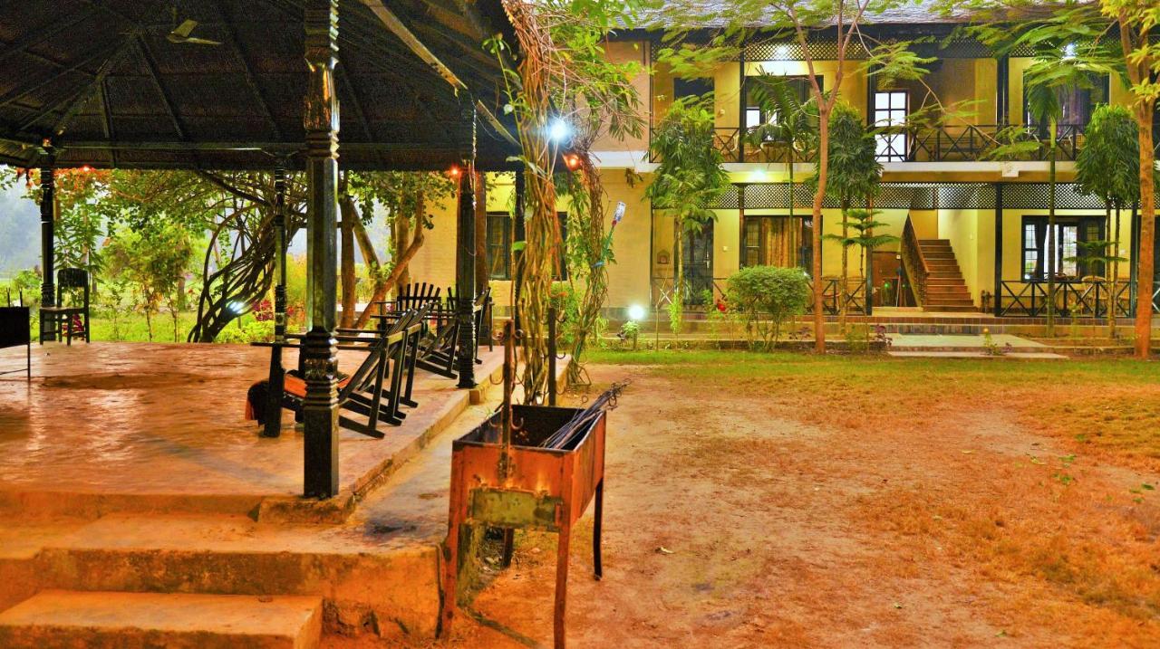 Hotel Parkside & Swimming Pool-Between Greenery And Azure ,Your Perfect Retreat Chitwan Εξωτερικό φωτογραφία
