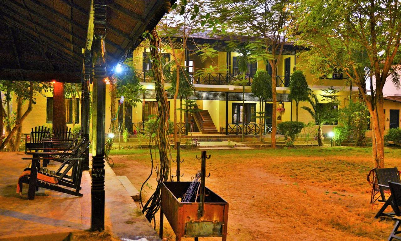 Hotel Parkside & Swimming Pool-Between Greenery And Azure ,Your Perfect Retreat Chitwan Εξωτερικό φωτογραφία