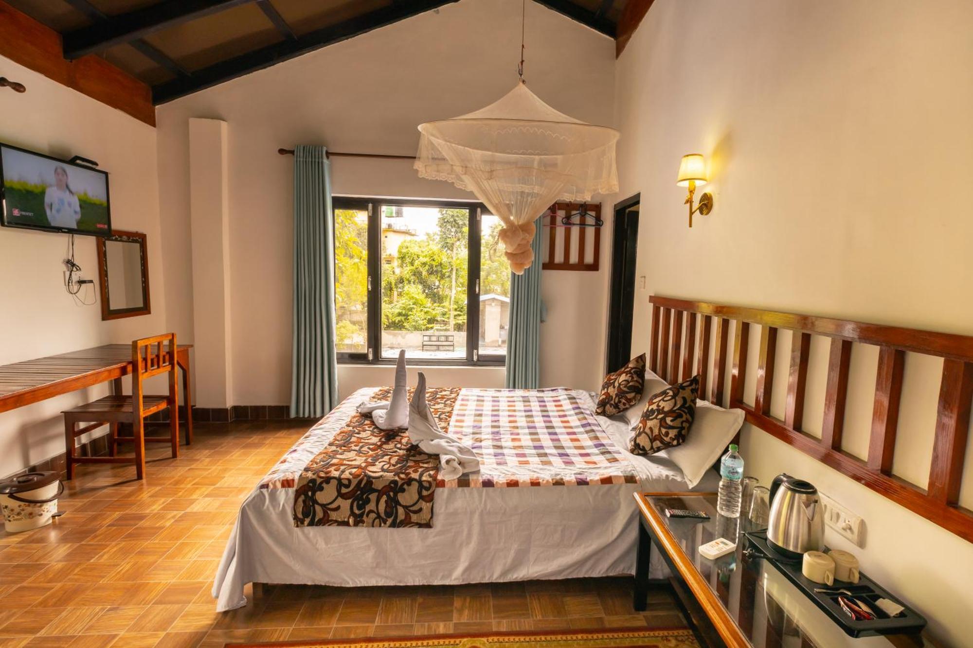 Hotel Parkside & Swimming Pool-Between Greenery And Azure ,Your Perfect Retreat Chitwan Εξωτερικό φωτογραφία
