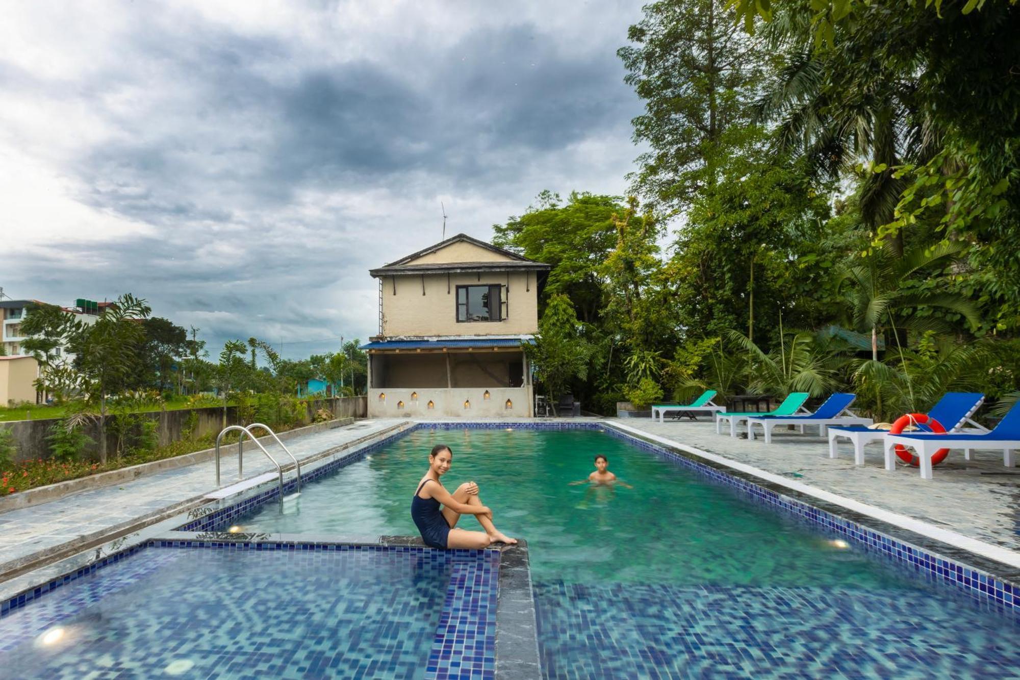 Hotel Parkside & Swimming Pool-Between Greenery And Azure ,Your Perfect Retreat Chitwan Εξωτερικό φωτογραφία