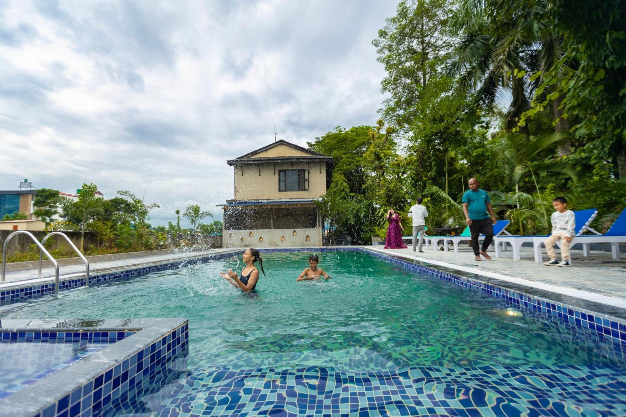 Hotel Parkside & Swimming Pool-Between Greenery And Azure ,Your Perfect Retreat Chitwan Εξωτερικό φωτογραφία