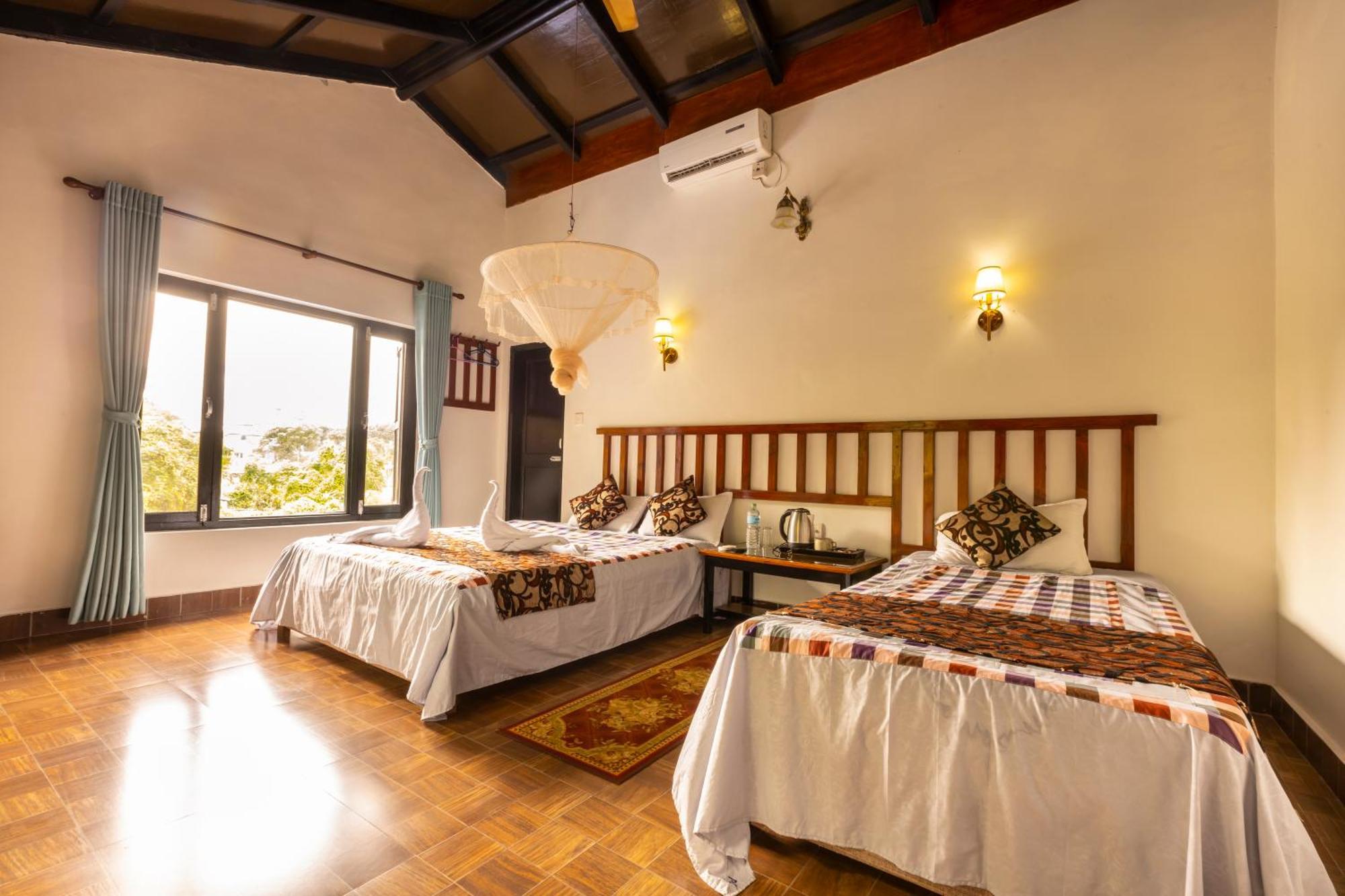 Hotel Parkside & Swimming Pool-Between Greenery And Azure ,Your Perfect Retreat Chitwan Εξωτερικό φωτογραφία