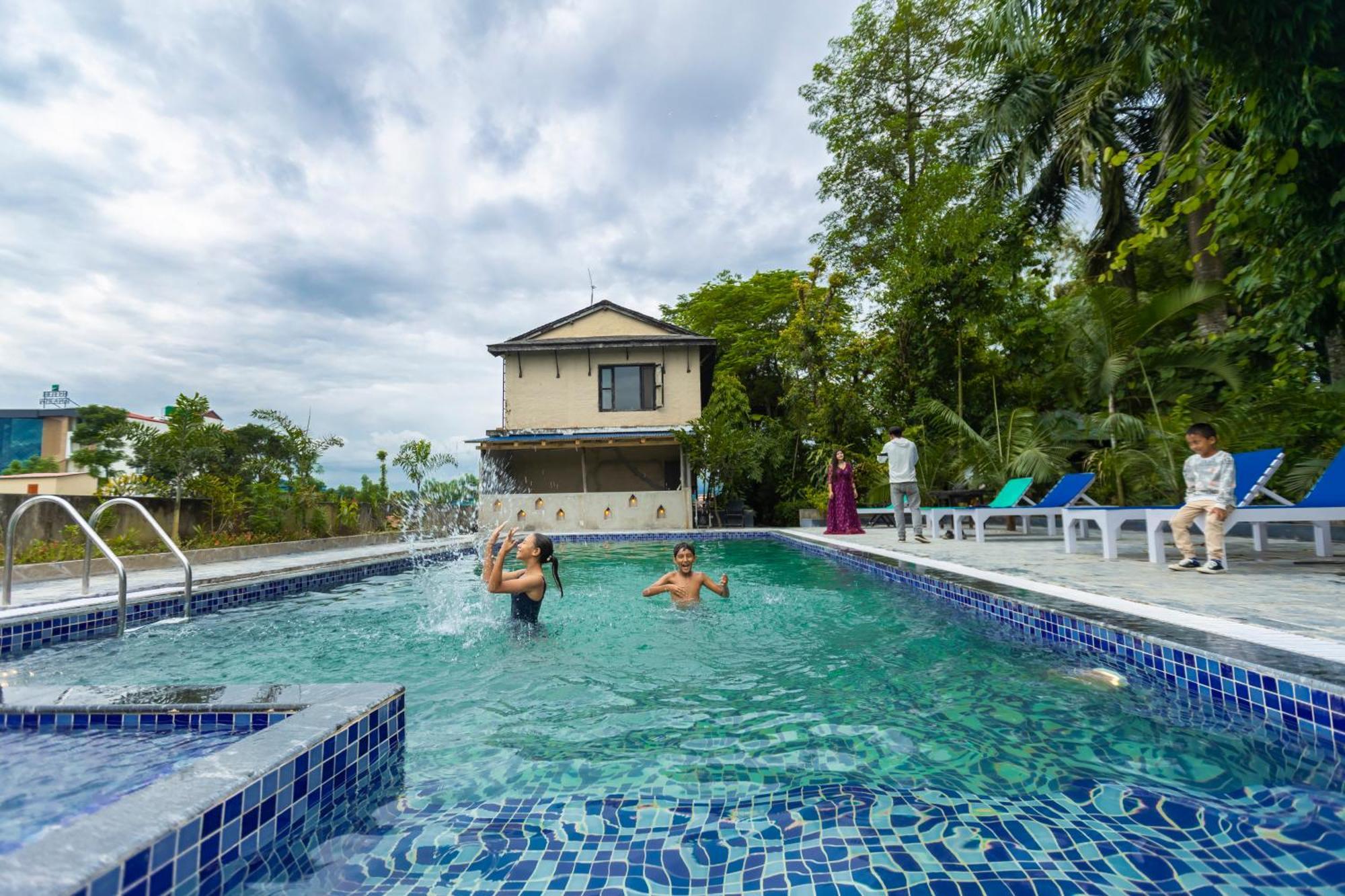 Hotel Parkside & Swimming Pool-Between Greenery And Azure ,Your Perfect Retreat Chitwan Εξωτερικό φωτογραφία