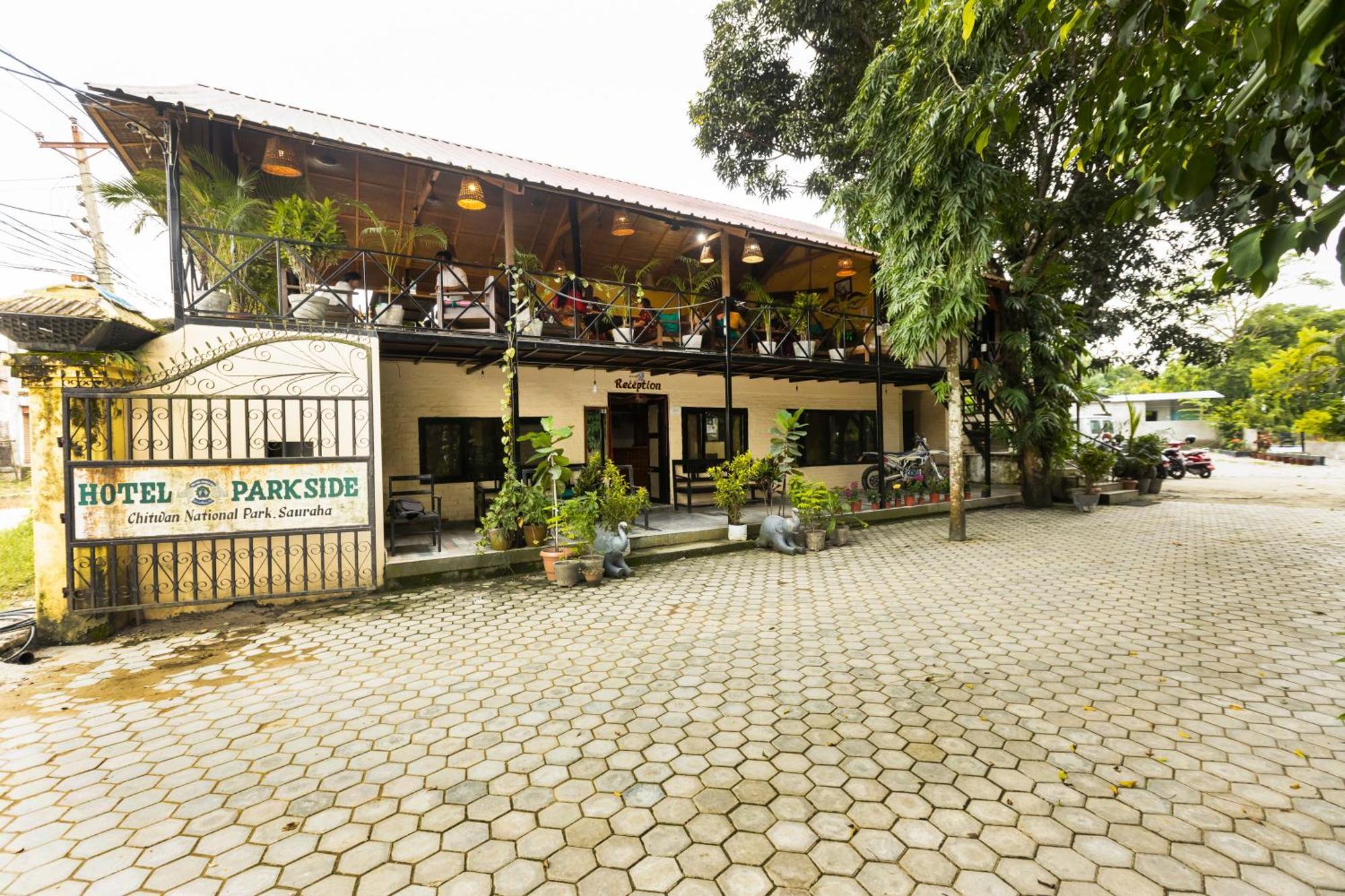 Hotel Parkside & Swimming Pool-Between Greenery And Azure ,Your Perfect Retreat Chitwan Εξωτερικό φωτογραφία