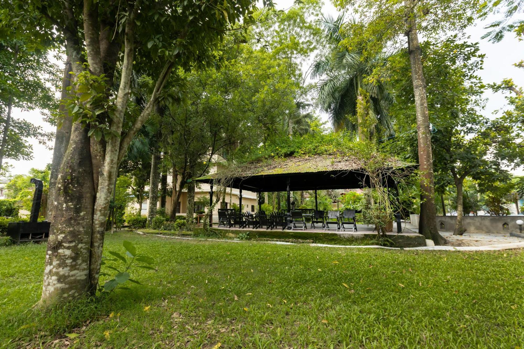 Hotel Parkside & Swimming Pool-Between Greenery And Azure ,Your Perfect Retreat Chitwan Εξωτερικό φωτογραφία
