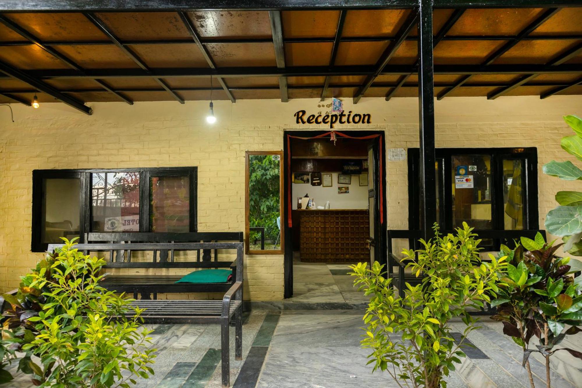 Hotel Parkside & Swimming Pool-Between Greenery And Azure ,Your Perfect Retreat Chitwan Εξωτερικό φωτογραφία