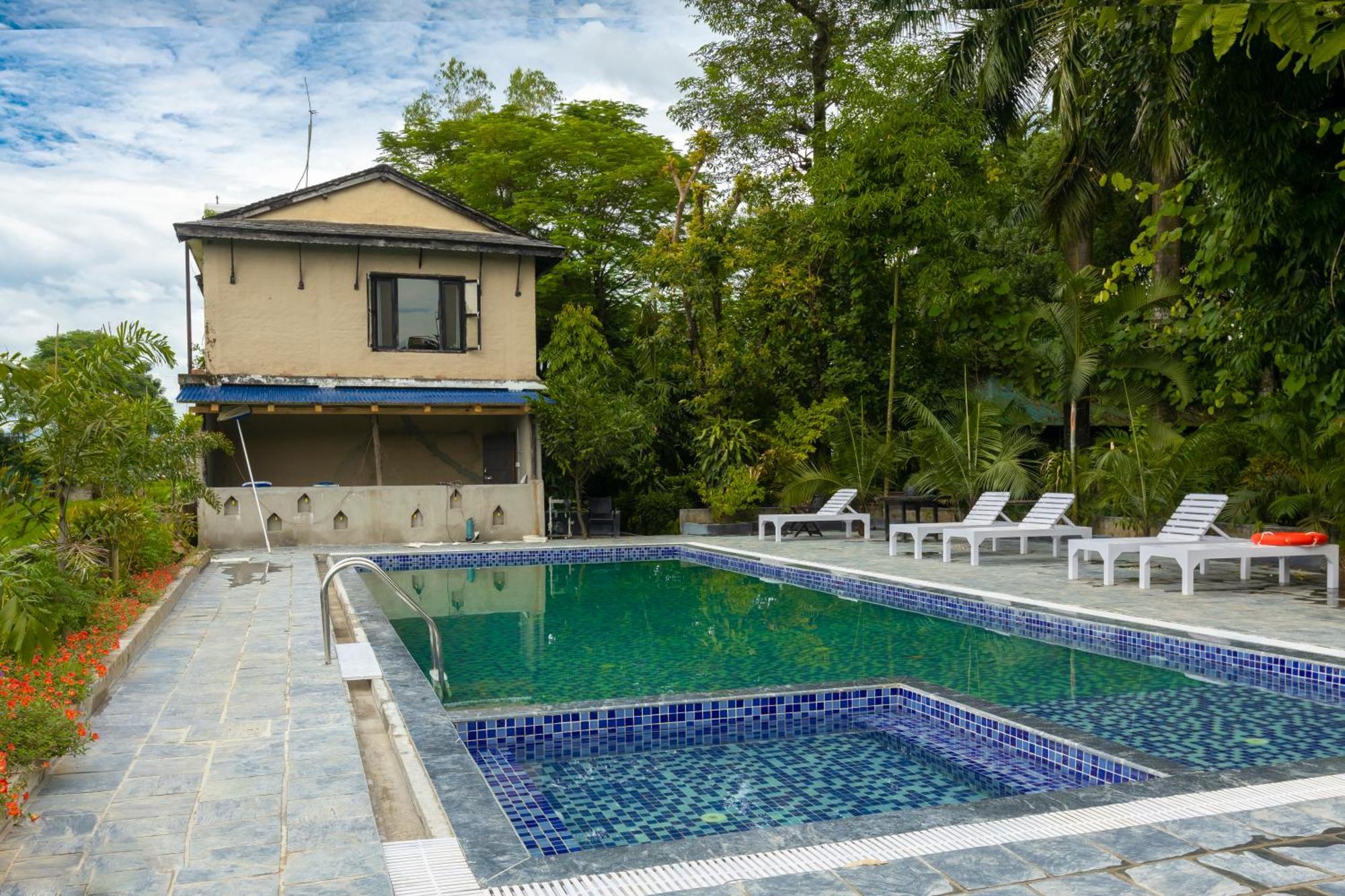 Hotel Parkside & Swimming Pool-Between Greenery And Azure ,Your Perfect Retreat Chitwan Εξωτερικό φωτογραφία