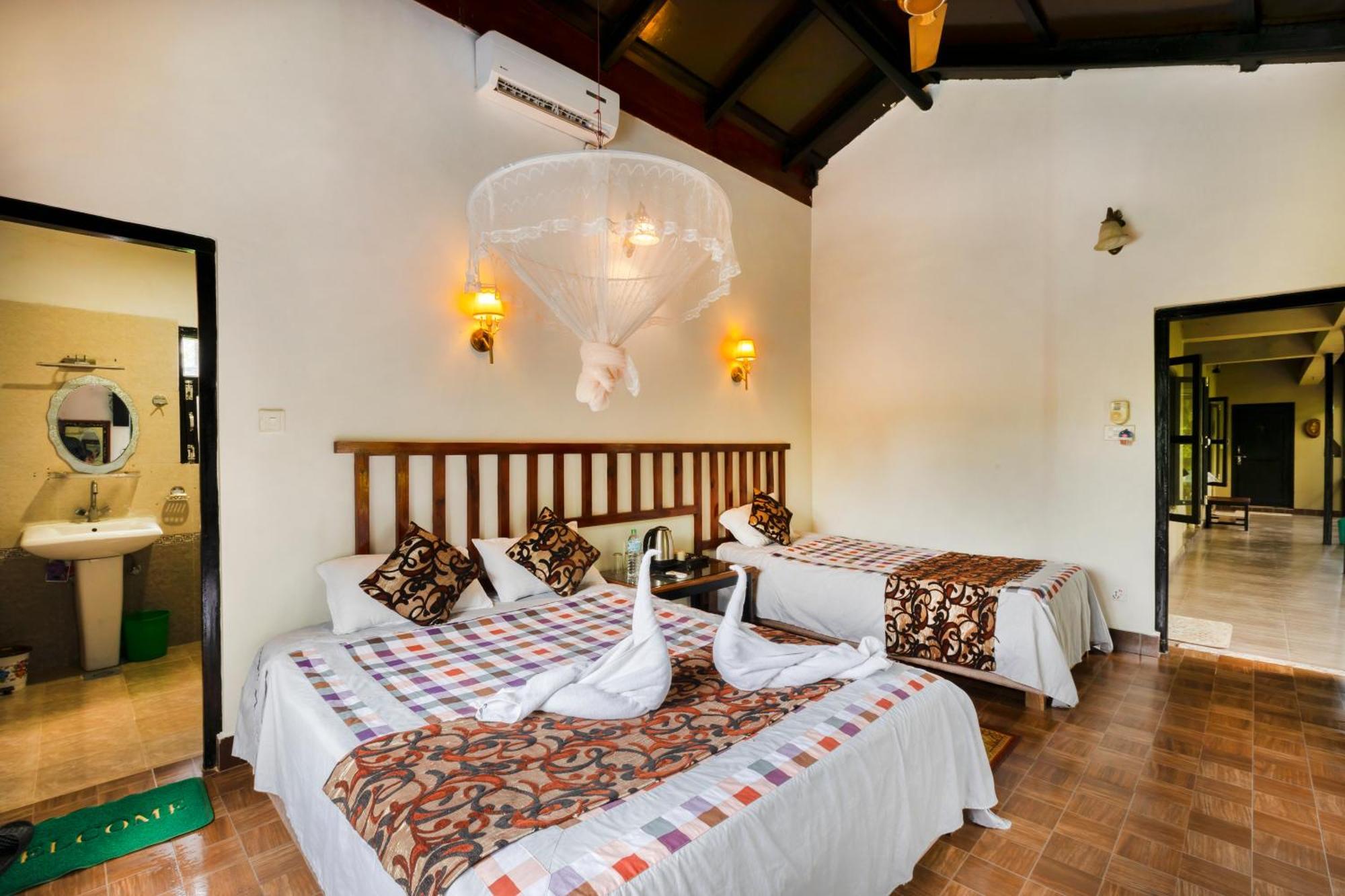 Hotel Parkside & Swimming Pool-Between Greenery And Azure ,Your Perfect Retreat Chitwan Εξωτερικό φωτογραφία