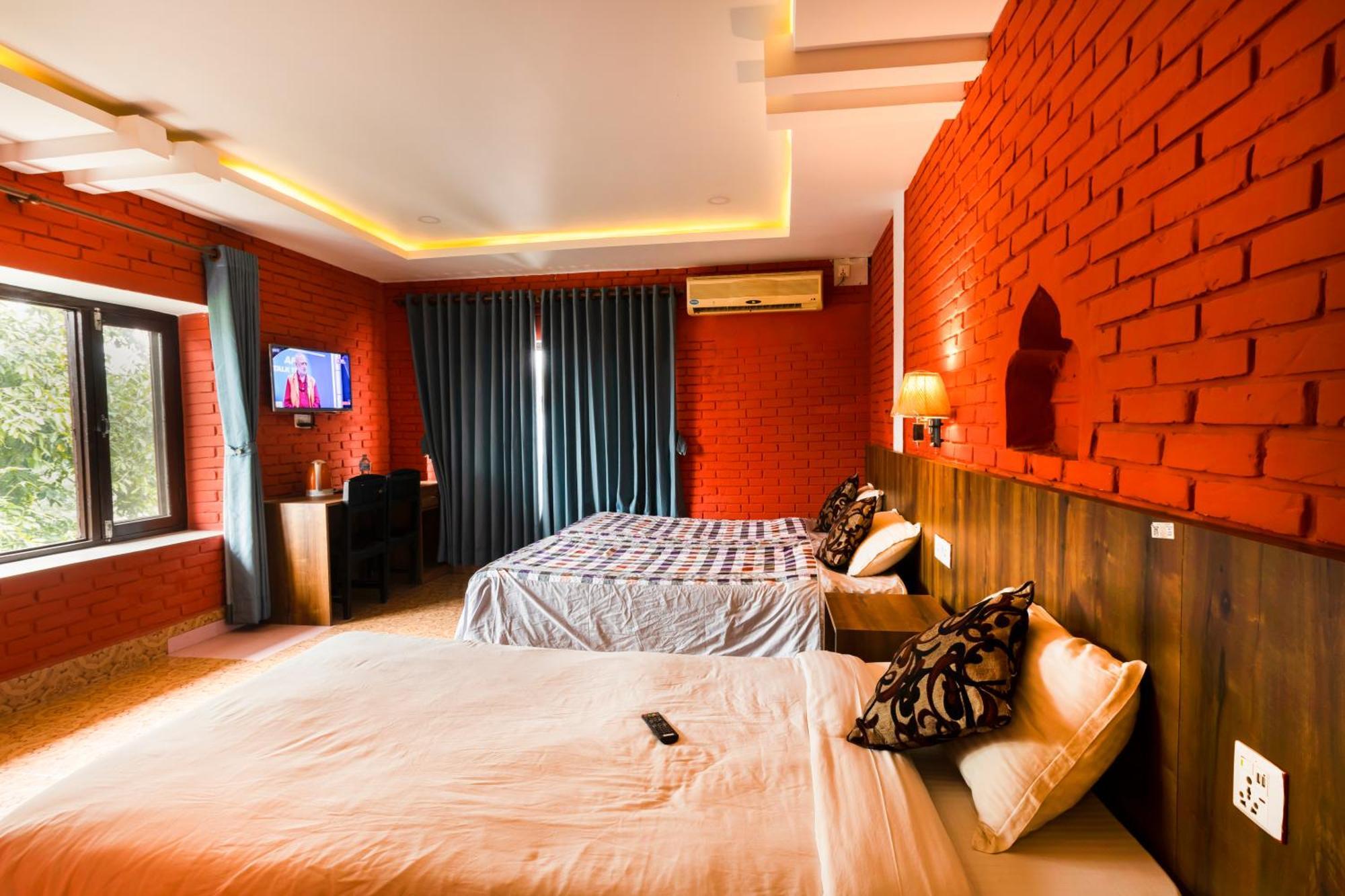 Hotel Parkside & Swimming Pool-Between Greenery And Azure ,Your Perfect Retreat Chitwan Εξωτερικό φωτογραφία
