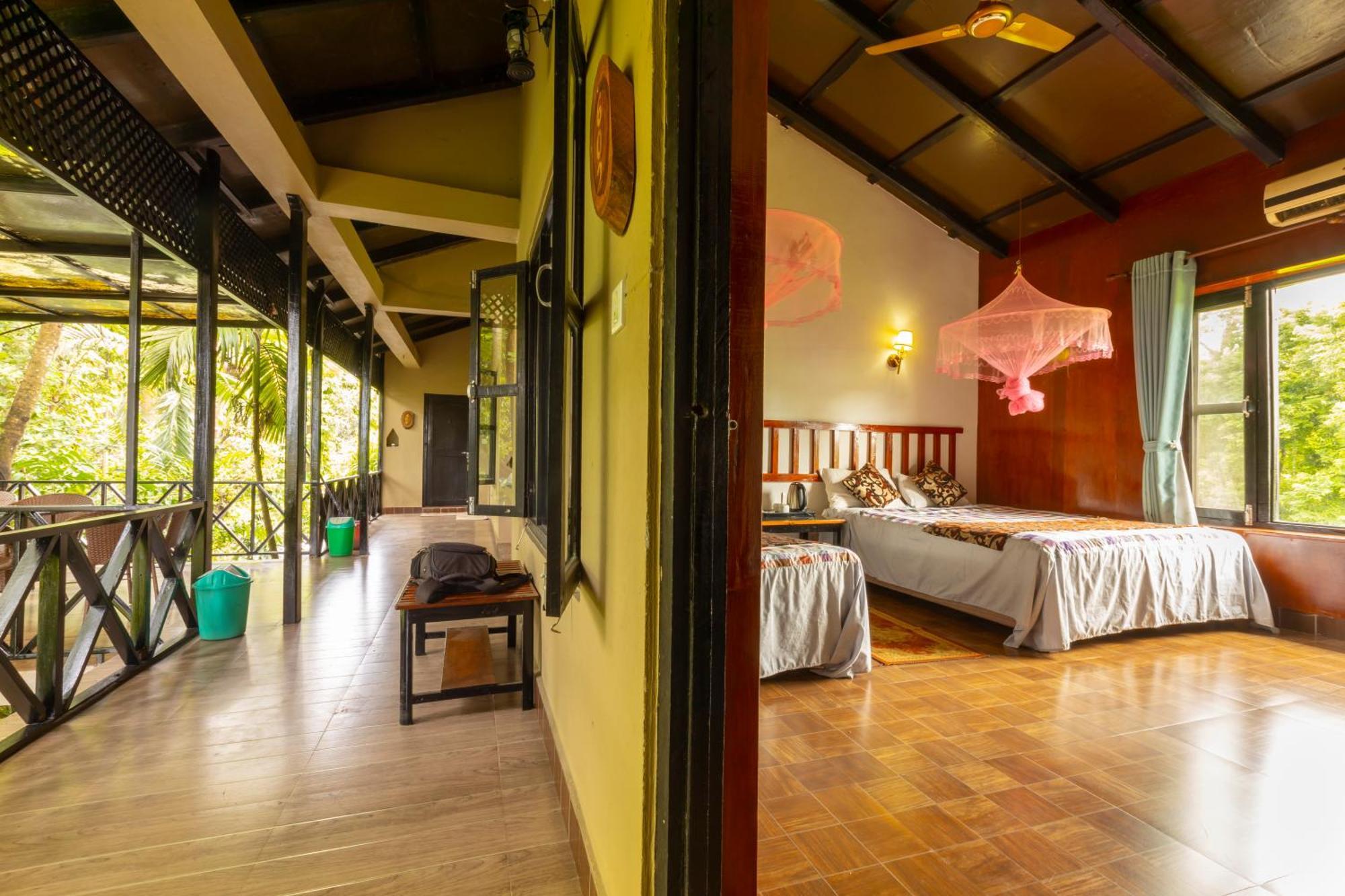 Hotel Parkside & Swimming Pool-Between Greenery And Azure ,Your Perfect Retreat Chitwan Εξωτερικό φωτογραφία