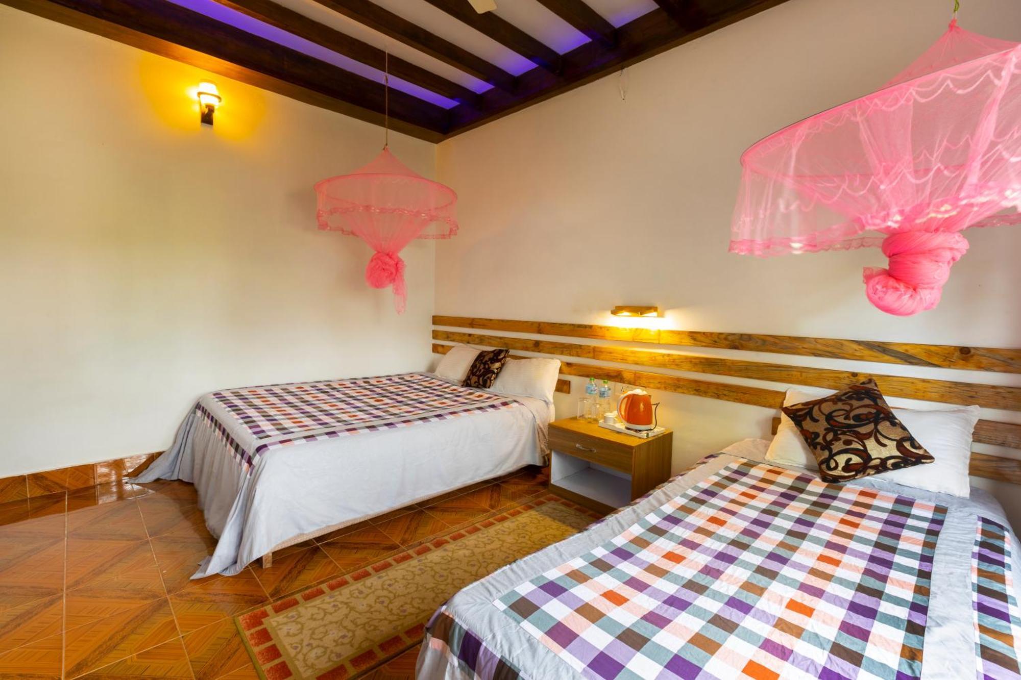 Hotel Parkside & Swimming Pool-Between Greenery And Azure ,Your Perfect Retreat Chitwan Εξωτερικό φωτογραφία