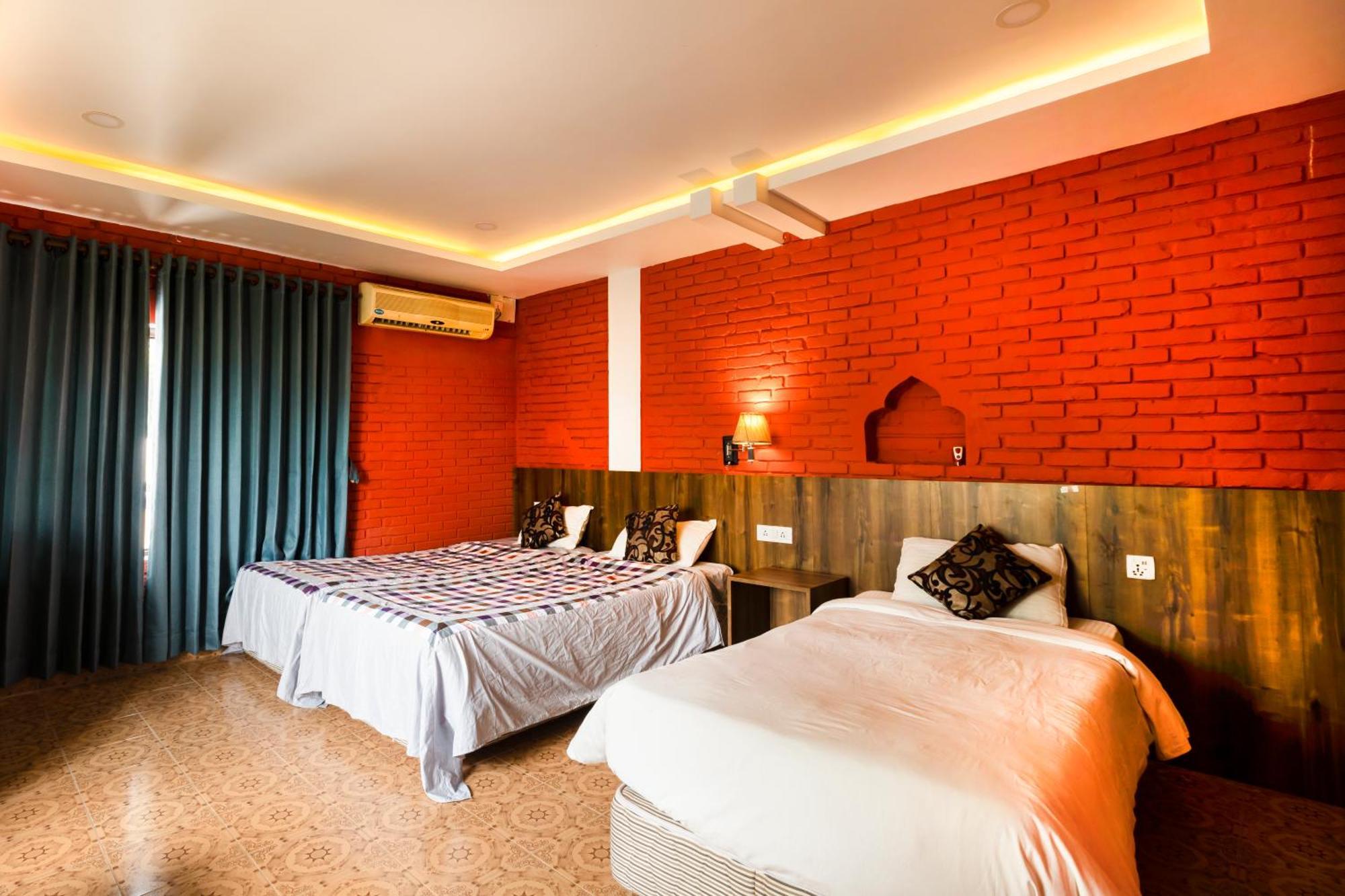 Hotel Parkside & Swimming Pool-Between Greenery And Azure ,Your Perfect Retreat Chitwan Εξωτερικό φωτογραφία