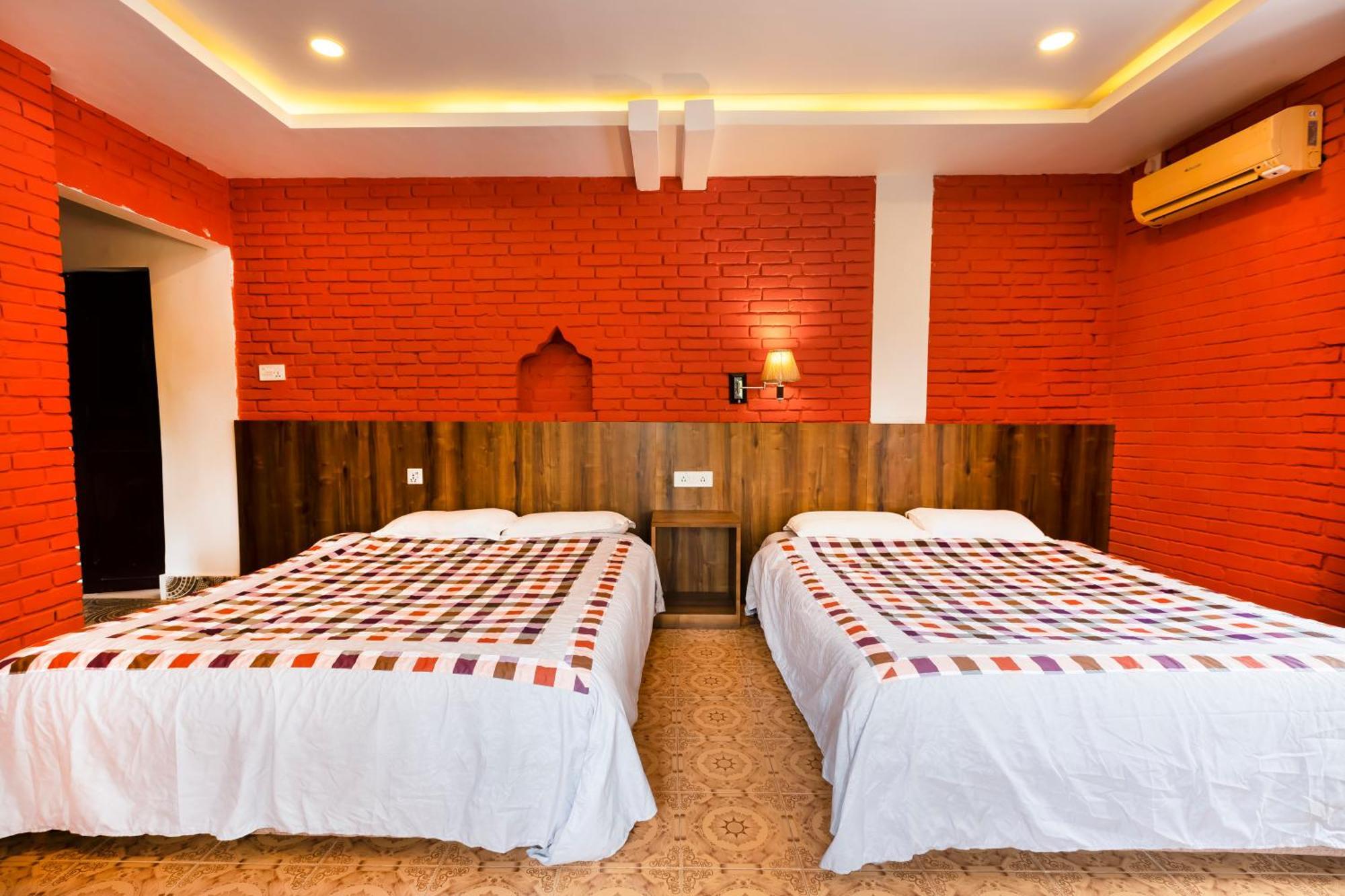 Hotel Parkside & Swimming Pool-Between Greenery And Azure ,Your Perfect Retreat Chitwan Εξωτερικό φωτογραφία