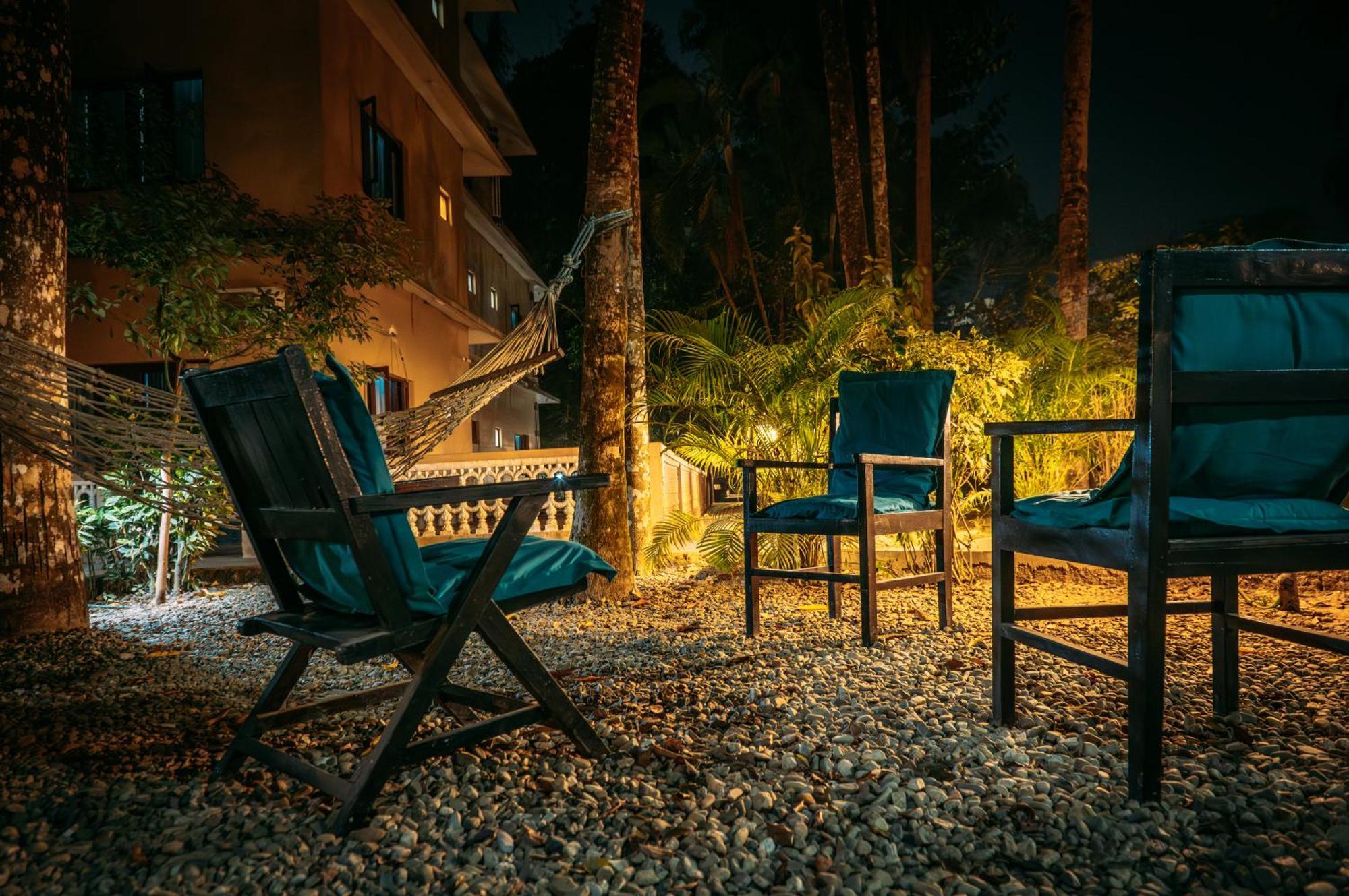 Hotel Parkside & Swimming Pool-Between Greenery And Azure ,Your Perfect Retreat Chitwan Εξωτερικό φωτογραφία