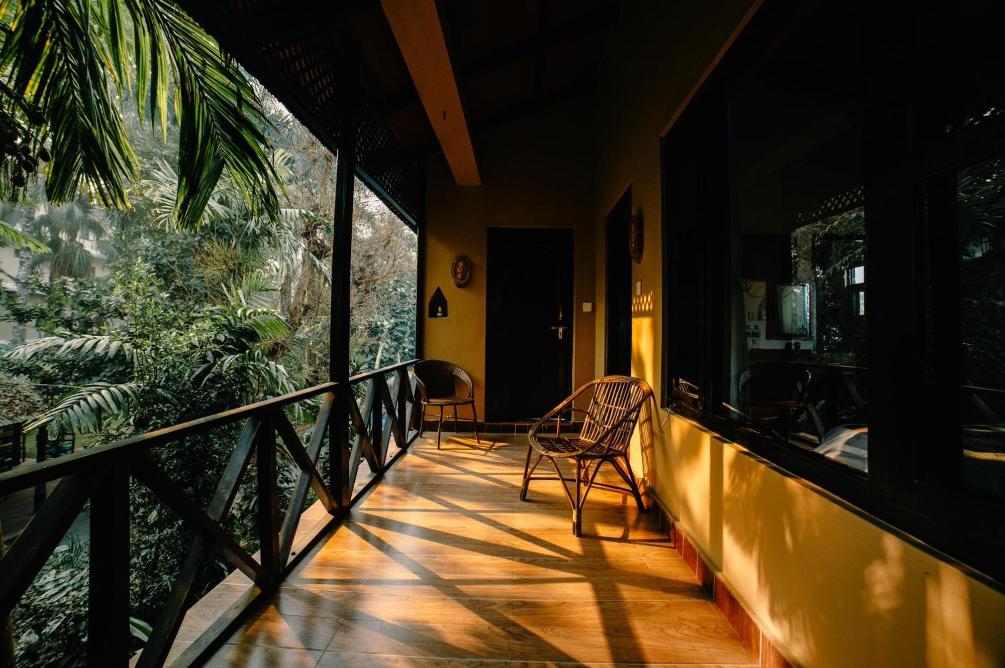 Hotel Parkside & Swimming Pool-Between Greenery And Azure ,Your Perfect Retreat Chitwan Εξωτερικό φωτογραφία