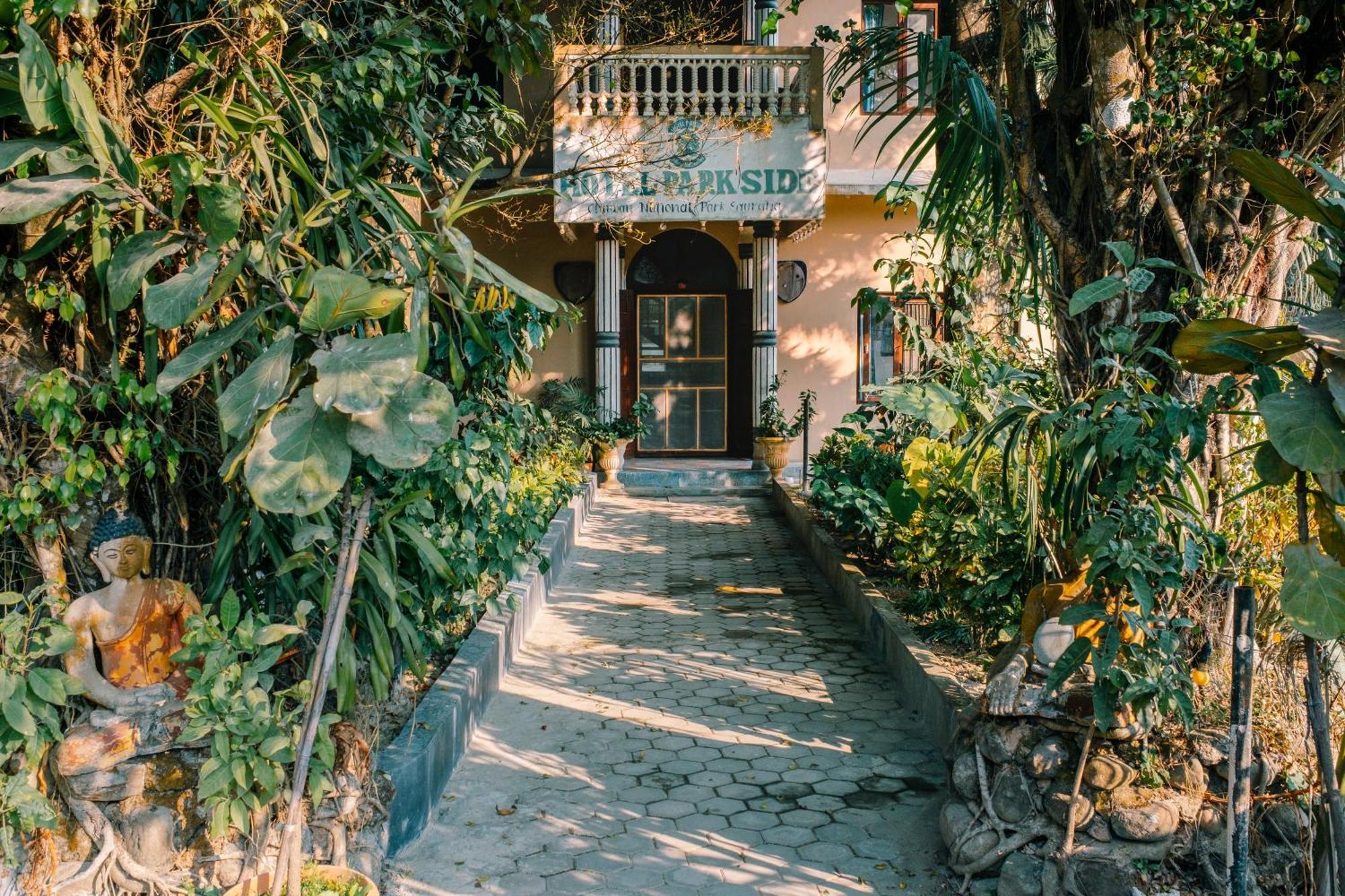 Hotel Parkside & Swimming Pool-Between Greenery And Azure ,Your Perfect Retreat Chitwan Εξωτερικό φωτογραφία