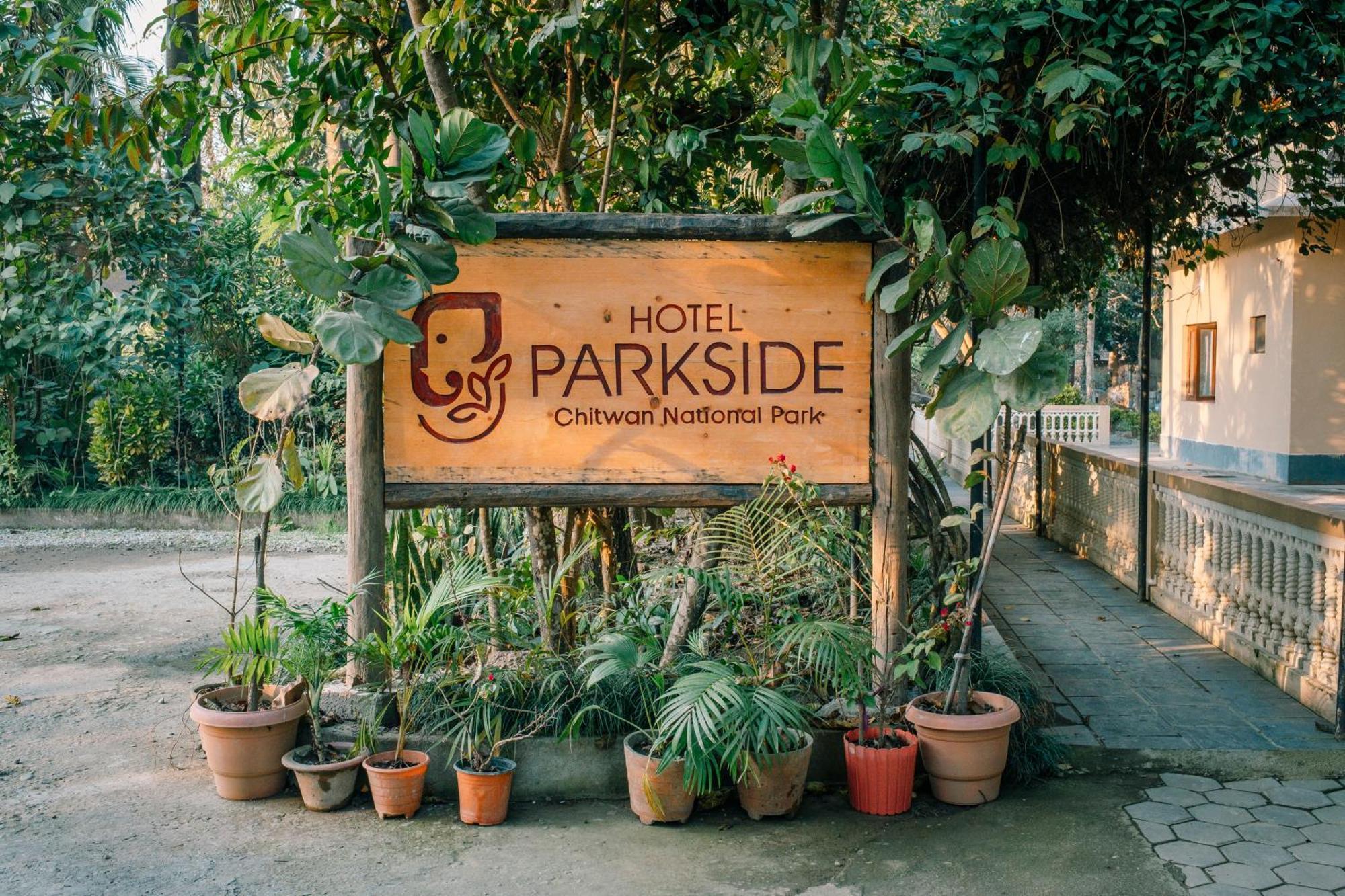 Hotel Parkside & Swimming Pool-Between Greenery And Azure ,Your Perfect Retreat Chitwan Εξωτερικό φωτογραφία