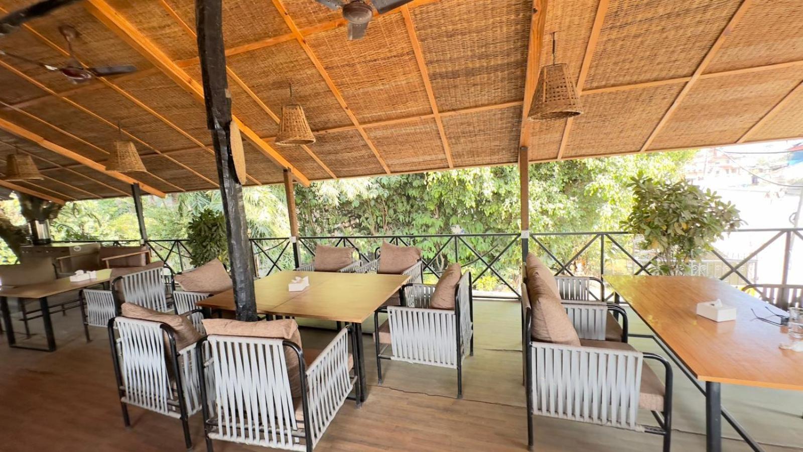 Hotel Parkside & Swimming Pool-Between Greenery And Azure ,Your Perfect Retreat Chitwan Εξωτερικό φωτογραφία