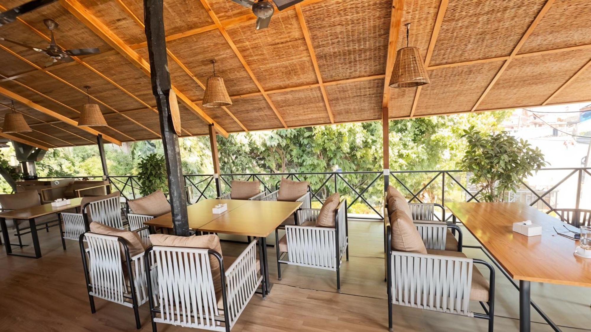 Hotel Parkside & Swimming Pool-Between Greenery And Azure ,Your Perfect Retreat Chitwan Εξωτερικό φωτογραφία